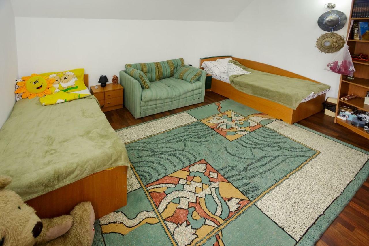 Casa Florilor Hotel Curtea De Arges Ngoại thất bức ảnh