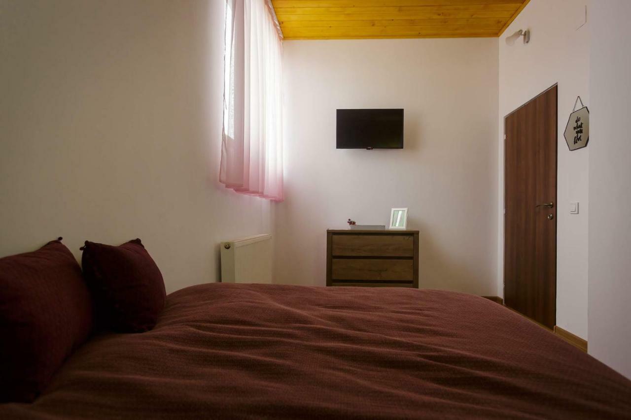 Casa Florilor Hotel Curtea De Arges Ngoại thất bức ảnh