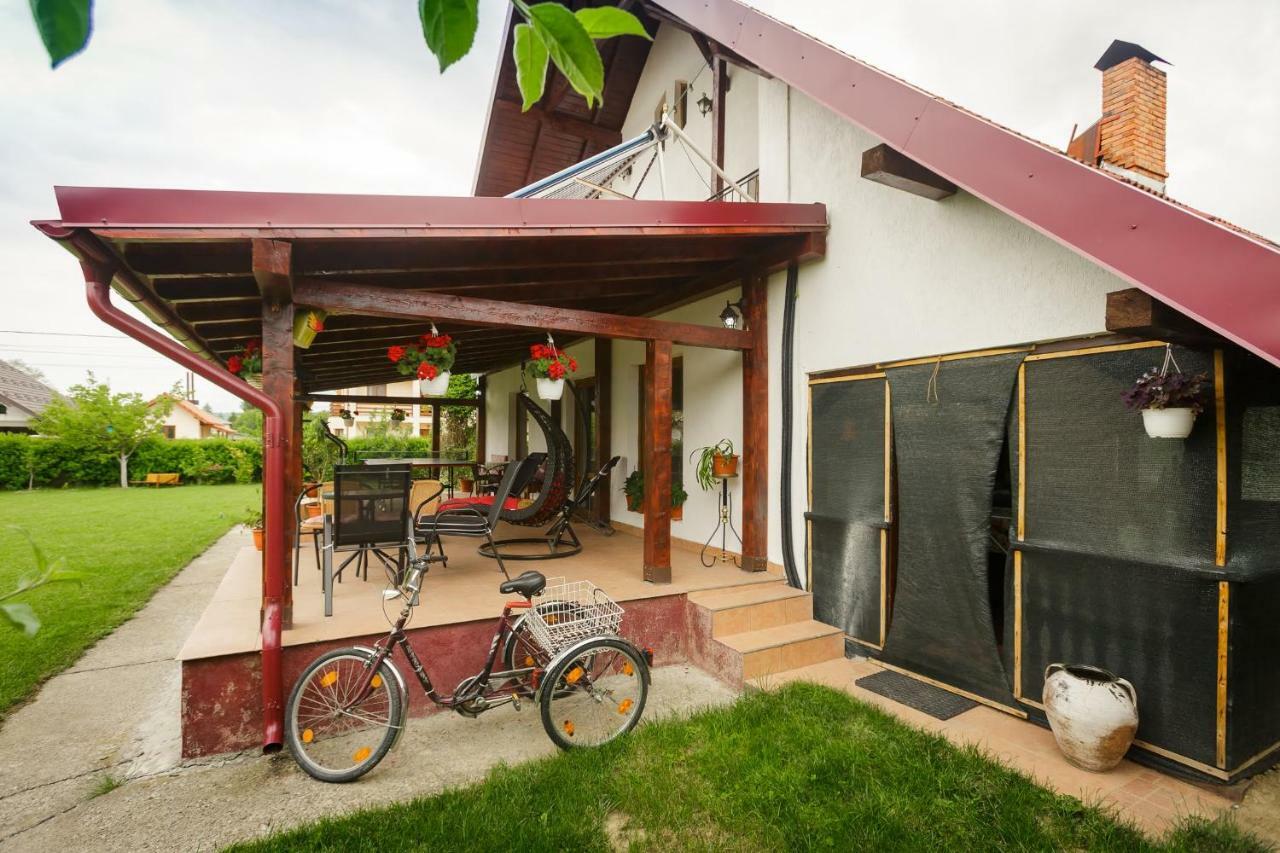 Casa Florilor Hotel Curtea De Arges Ngoại thất bức ảnh