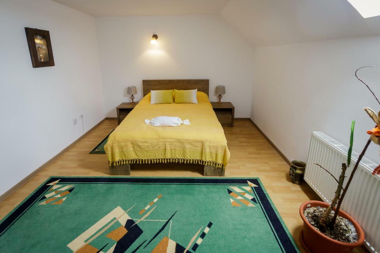 Casa Florilor Hotel Curtea De Arges Ngoại thất bức ảnh