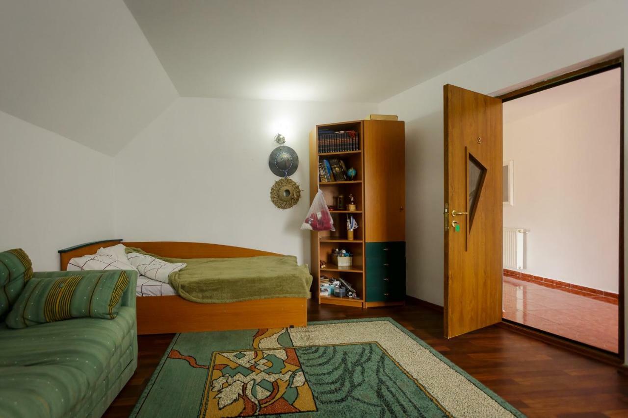 Casa Florilor Hotel Curtea De Arges Ngoại thất bức ảnh